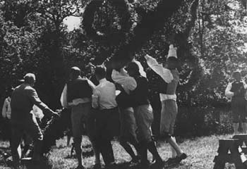 Resning av Midsommarstången 1962